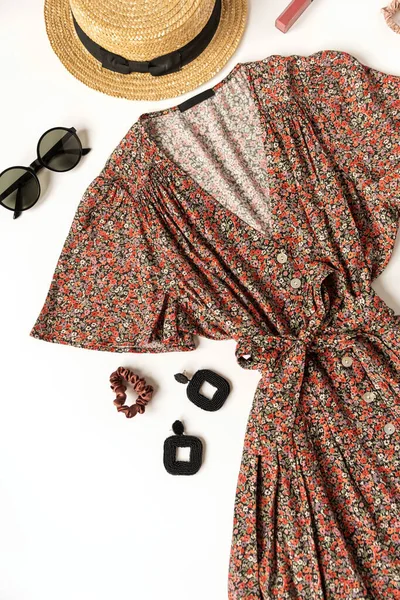 Feminine Sommerliche Ästhetische Modekomposition Mit Sundress Hausschuhen Sonnenbrille Strohhut Ohrringen — Stockfoto