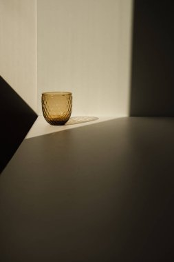 Minimum lüks modern iç tasarım konsepti. Beyaz arka planda güneş ışığı gölgesi olan kristal cam.