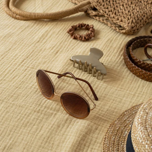 Mode Vrouwelijke Strand Accessoires Gele Mousseline Doek Riemen Strozak Zonnebril — Stockfoto