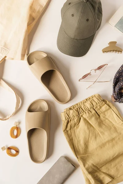 Neutralny Beżowy Kolor Kobiecy Moda Ubrania Akcesoria Letniego Wypoczynku Plaża — Zdjęcie stockowe