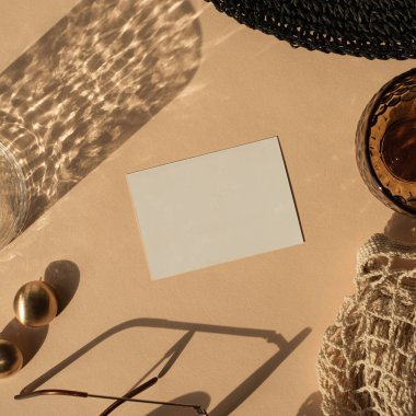 Fotokopi alanı olan boş kağıt kağıdı. Lüks estetik iş markalaştırma şablonu. Güneş ışığı gölgelerinde cam, tarafsız arka planda kadın moda aksesuarları. Düz yatış, üst görünüm