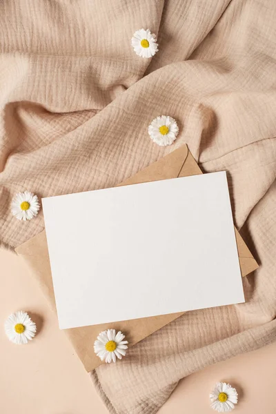 Blanko Clipping Pfad Papier Blatt Karte Mit Kopierattrappe Kamillenblütenknospen Und — Stockfoto