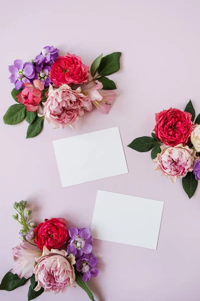 Cartão Folha Papel Branco Com Espaço Cópia Mockup Flores Rosa — Fotografia de Stock