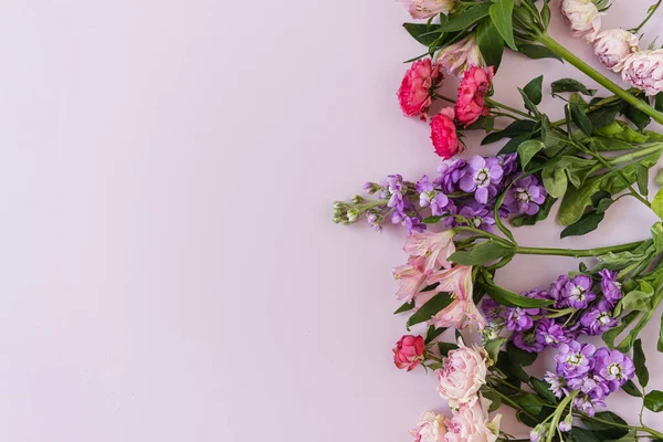 Pembe Arka Planda Renkli Kırmızı Pembe Gül Çiçekleri Olan Estetik — Stok fotoğraf