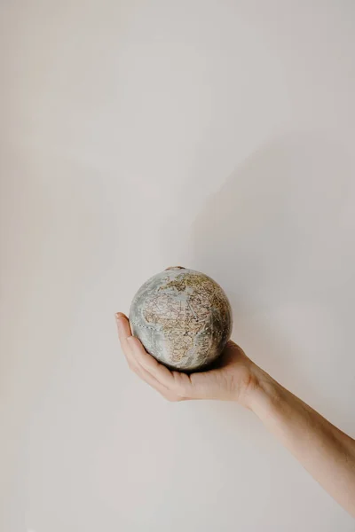 Globe Model Vrouwelijke Hand Witte Achtergrond Red Wereld Planeet Aarde — Stockfoto