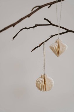 Dallara asılı kağıt süslemeler. Sakin Dekor, Tarafsız Arkaplan ve Doğal Elementlerle Basit Estetik