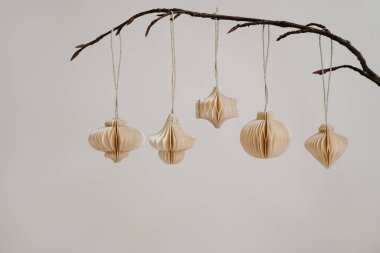 Çıplak dallardaki kağıt süslemeler. Basit Güzellik, Doğal Tarz, Tarafsız Arkaplan, Minimalist Dekor