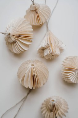 Zarif Kağıt Süsler. Minimalist Bej Dekorasyonlar, Origami 'den esinlenilmiş Tasarım, Festivalsel Dekorasyon, El Sanatları, Tatil Estetiği, Tarafsız Tonlar, Yaratıcı Kağıt Sanatı