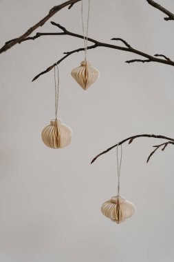 İskandinav havası. Dallardaki kağıt süsler. Minimalist İçişleri, Doğal Elementler