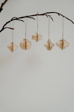 El yapımı dekor. Çıplak dallar üzerine kağıt süslemeler. Minimalist Zarafet, Tarafsız Palet