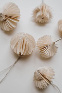 El yapımı Kağıt Baubles. Eşsiz Tatil Estetiği, Tarafsız Ton Süslemeleri, Sanatsal Katlama, Minimalist Tasarım, Şenlikli Ev Dekorasyonu, El Yapımı El Sanatı