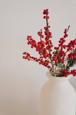 Kırmızı böğürtlenli minimalist vazo ve Evergreen Sprigs