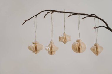 Dallardaki Asılı Kağıt Baubles. Eko Şık, İskandinav Tasarımı, Minimalist Estetik