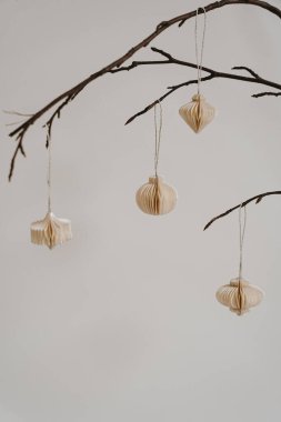 Çıplak dallardaki kağıt süslemeler. Asgari Çekicilik, Tarafsız Palet