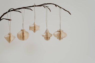 Zarif Ahenk. Dallarda asılı kağıt süslemeler. Minimalist İskandinav Tarzı, Doğal Güzellik, Tarafsız Ayar