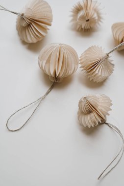 El işi kağıt süslemeleri. Geometrik Şekiller, Bej Tonlar, Tatil Dekorasyonu, Sanatsal Katlama, Minimalist Estetik, El Yapımı Tasarımı, Zarif Ev Dekorasyonu