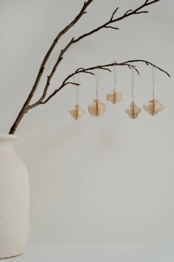 Seramik vazo ve asılı kağıt süsleme dalları. Estetik Minimalist Dekor, İç Dekorasyon, Çevre dostu, Ev Biçimi