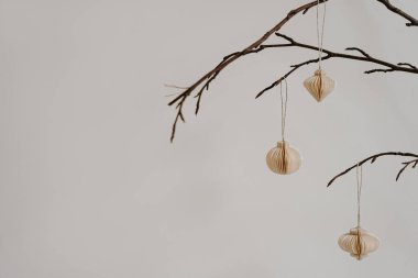 Sanatsal Minimalizm. Kağıt dekorasyonları şubelerden askıya alındı. Zarif İskandinav Tarzı, Yumuşak Tarafsız Tonlar