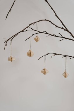 Çıplak dallardaki kağıt süslemeler. Basit Güzellik, Doğal Tarz, Tarafsız Arkaplan, Minimalist Dekor