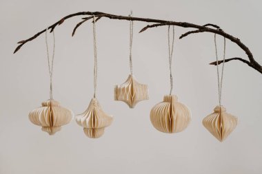 İskandinav havası. Dallardaki kağıt süsler. Minimalist İçişleri, Doğal Elementler