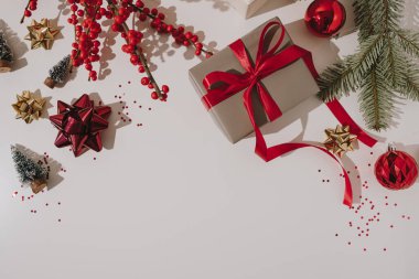 Paketli Noel süslemeleri, kırmızı takılar ve yemyeşil filizler. Boş kopyalama alanı, pankart şablonu