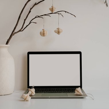 Ev ofisini dizüstü bilgisayar, kırsal vazo ve kağıt fenerlerle donatmak. Yumuşak nötr tonlar. Sakin yaratıcı alan