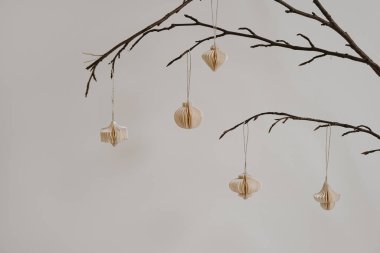 Zarif Basitlik. Çıplak Dal Üzerine Kağıt Dekorasyonlar. Sanatsal Minimalist Biçim, Tarafsız Tonlar