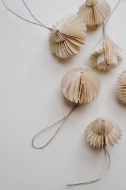 El yapımı kağıt süslemeler. Origami Tarzı, Tarafsız Renkler, Sanatsal Katlama, Festivalsel Ev Dekorasyonu, Minimalist Tatil Tasarımı, Yaratıcı Eşsiz Süsler