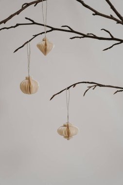 Dallardaki kağıt süsler. Minimalist Tasarım, Yumuşak Tarafsız Arkaplan, Çevre dostu Huzurlu Estetik