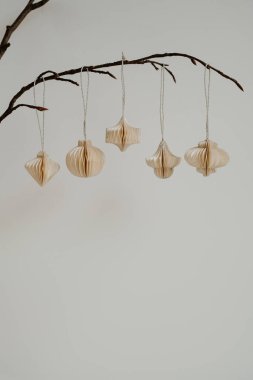Dallardaki kağıt süsler. Sanatsal Basitlik, Minimalist Tasarım, Tarafsız Arkaplan, İskandinav Tasarımı