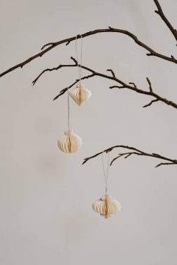 Zarif Ahenk. Dallarda asılı kağıt süslemeler. Minimalist İskandinav Tarzı, Doğal Güzellik, Tarafsız Ayar
