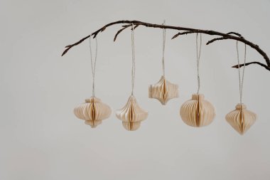 Çıplak dallardaki kağıt süslemeler. Sakin ve basit İskandinav Estetiği Doğal, Çevre Bilinci Tasarımı