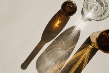 Şeffaf Kristal Kupalar ve Sıcak Işık Efektleri, Minimalist Tarafsız Arkaplan