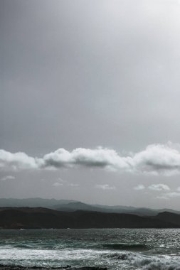 Bulutlu ve Dalgalı Huysuz Deniz Burnu