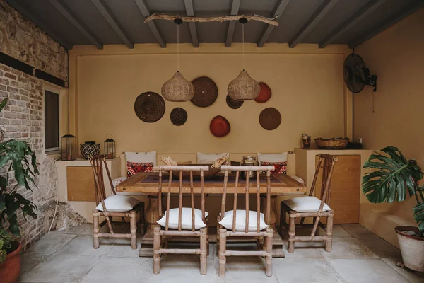 Kırsal Rattan Sandalyeleri ve Ilık Işıkları, Sıcak Akdeniz Avlu Titreşimleri ile Büyüleyici Açık Yemek Bölgesi