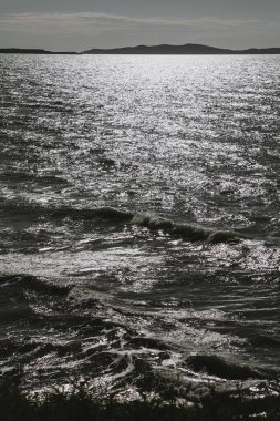 Güneş Işığı Altında Parıldayan Okyanus Dalgaları