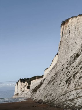 Sahildeki dramatik uçurumlar
