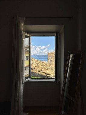 Açık Pencereden Okyanus Görünümü