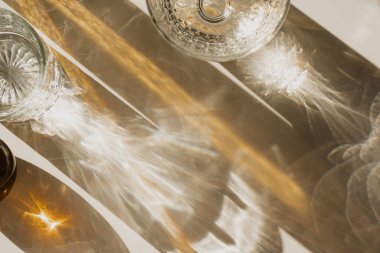 Sıcak Tarafsız Tonlarda Kristal ve Kehribar Cam Yansımaları, Soyut Gölge Oynaması