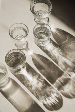 Cam bardaklar, Aydınlık ve Gölgeler Arasında Yeryüzü Sıcaklığı Tonları