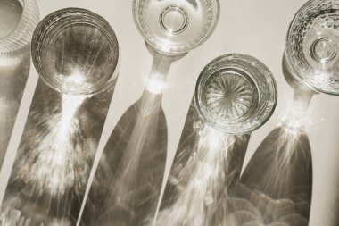 Parlak Işık ve Soyut Gölge Tasarımları ile Kristal Cam Düz Yatar