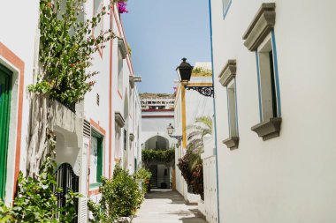 Renkli Cepheli Büyüleyici Dar Sokak