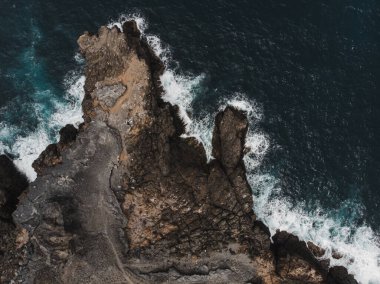 Rocky Sahili ve Okyanus Dalgaları 'nın Hava Görüntüsü