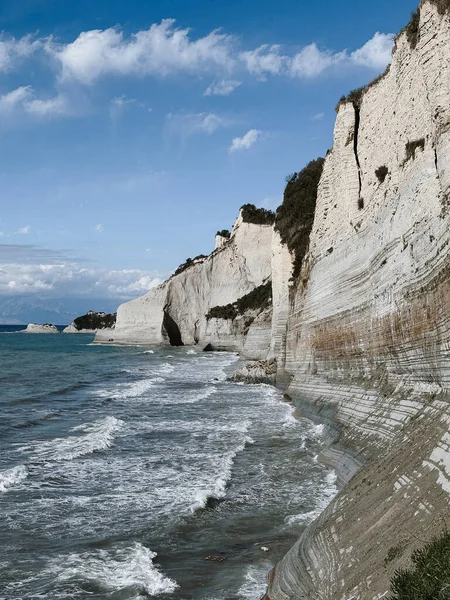 Okyanus kıyısındaki Manzaralı Kayalıklar