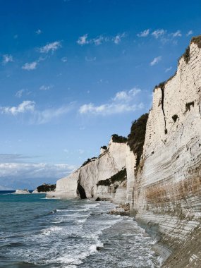 Deniz kıyısındaki uçurumlar