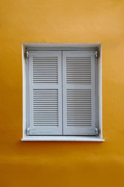 Kırsal Sarı Duvardaki Klasik Gri Panjur Akdeniz Büyüsünü Çağırıyor