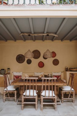 Akdeniz Toplama Alanı. Sıcak Tonları, Rattan Sandalyeleri ve Gevşek Zarafeti olan Kırsal Patio