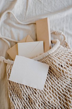 Tarafsız Kırtasiye Eşyalarının Düz Yatağı Bej Pamuk Torba ve Boş Kart, Temiz Estetik Kart