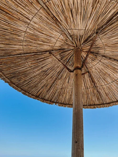 Straw Beach Şemsiyesinin Altında