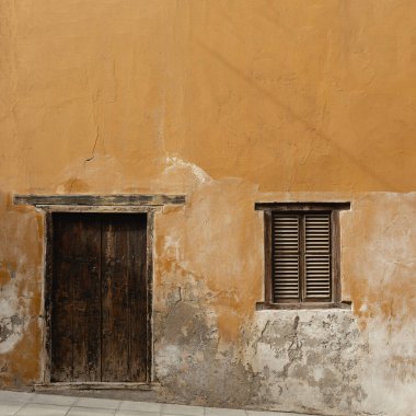 Ahşap Kapı ve Pencereli Kırsal Turuncu Duvar